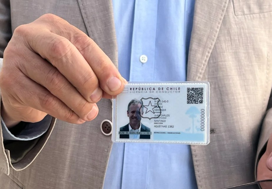Referencia: licencia de conducir chilena, formato tarjeta con escudo y datos impresos