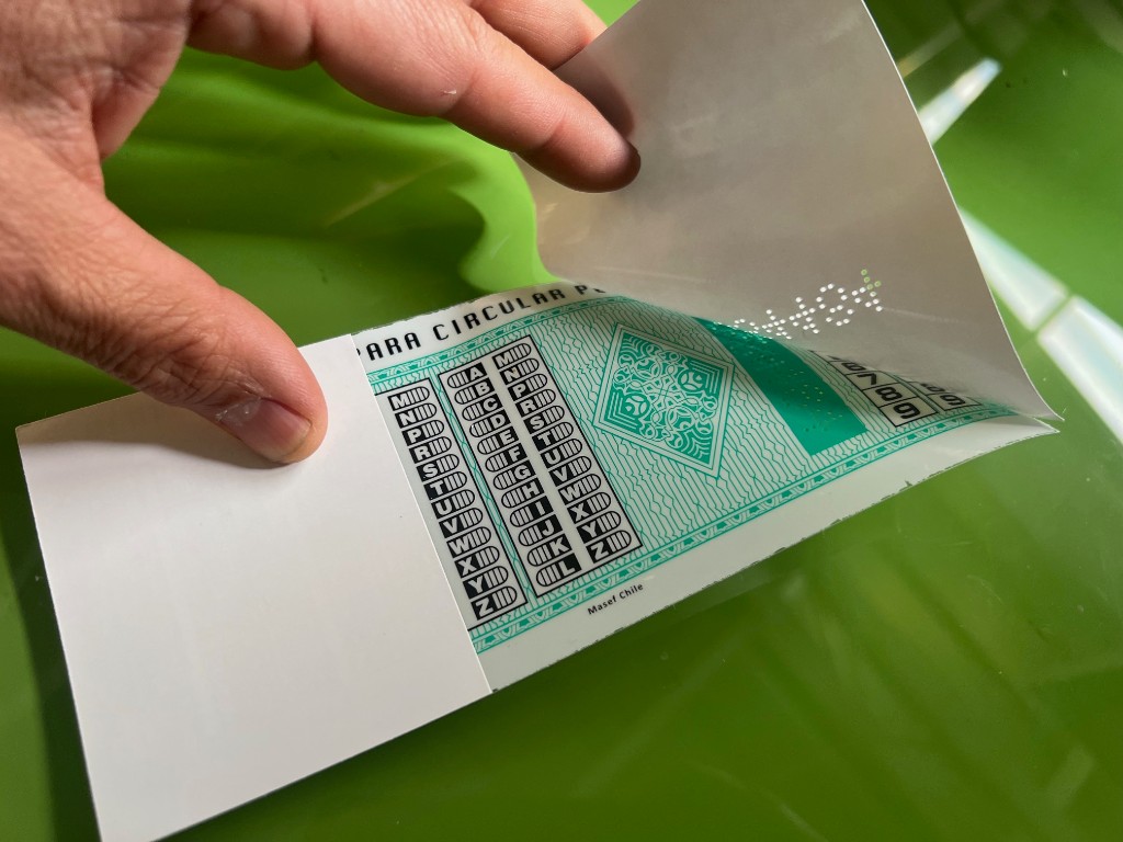 Referencia: distintivo o documento asociado al permiso de circulación, capa adhesiva y fondo guilloché